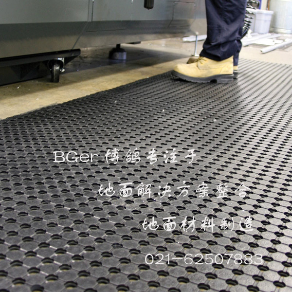 帶空型耐油、耐壓、耐磨、耐化學(xué)性、疏水地墊卷