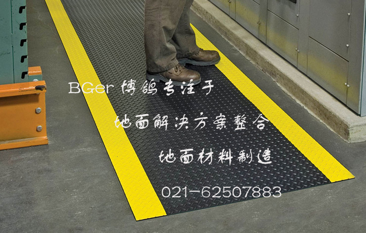 輕型工業防滑地墊，黑色人字形表紋+黃邊-圖一